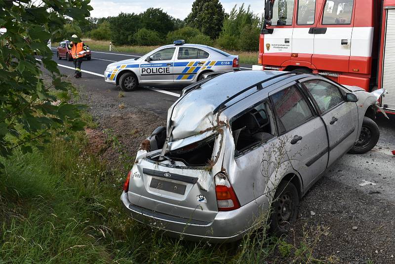 Ford Focus vyjel mimo vozovku, řidič utrpěl vážná zranění.