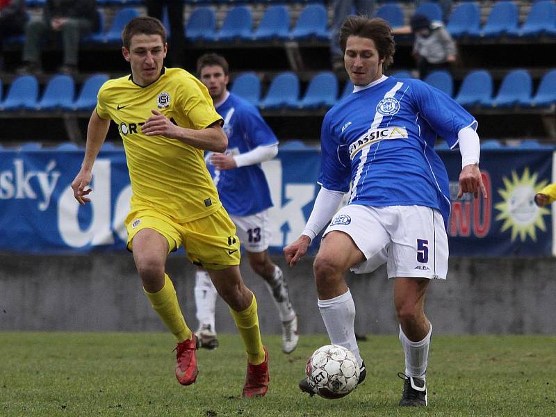 Martin Samek u míče //  SK Kladno a.s. - Sparta Praha B a.s. 0:0 (0:0), 2. kolo Gambrinus ligy 2009/10, hráno 20.3.2011