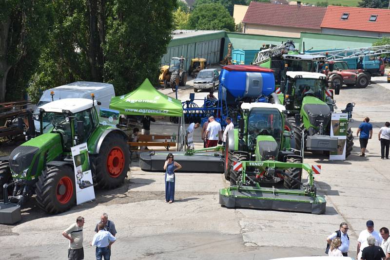 Den otevřených dveří a polní den na farmě.