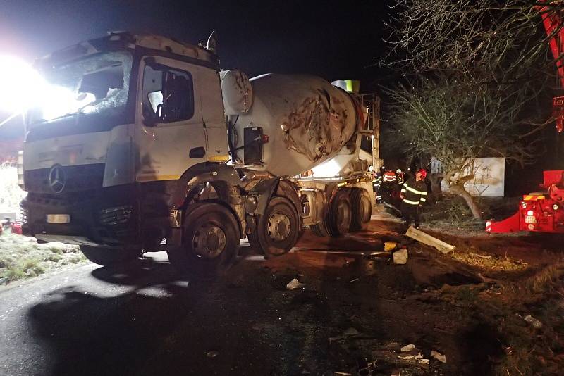 U nehody mixu s betonem poblíž Petříkova zasahoval i sací bagr.