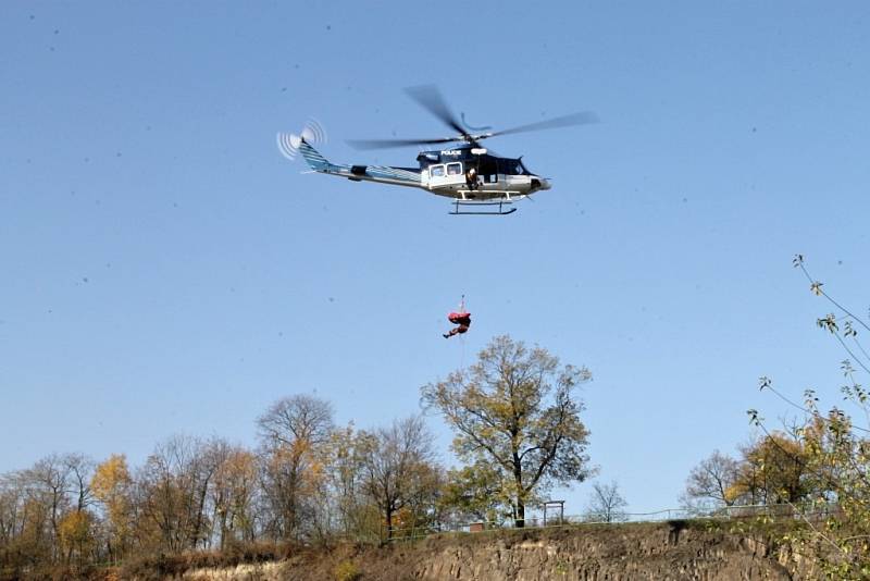 Cvičení HZS a Letecké služby PČR na Slánské hoře