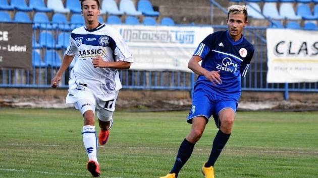 SK Kladno (v bílém) vyřadilo z MOL Cupu Karlovy Vary, vyhrálo 2:0.