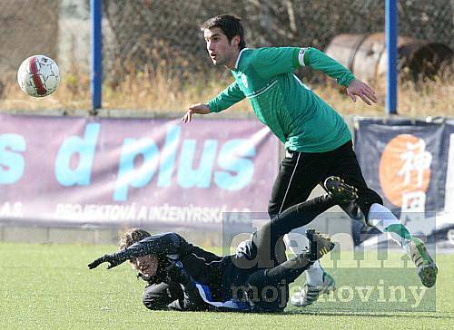 Kladno (v černém) dobře vzdorovalo Vltavínu, remizovalo s ním 1:1. 