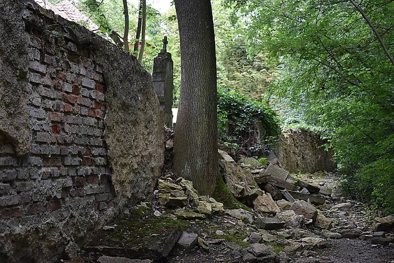 Stav hřbitovní zdi u svatého Jana v Kladně-Dubí je zoufalý.