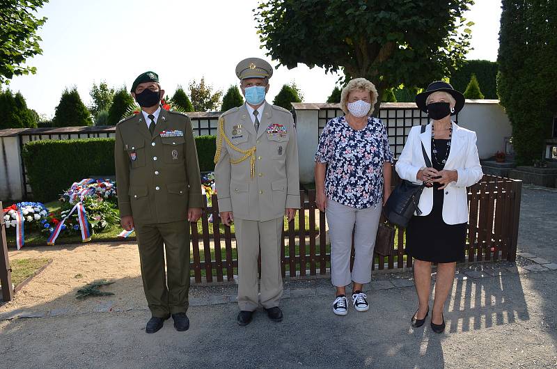 Poklonit se památce prvního československého prezidenta Tomáše Garrigue Masaryka přijeli v pondělí 14. září do Lán přední političtí představitelé, ale také zástupci Sokola a dalších organizací.