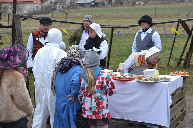 Na kačickém masopustu nechybělo mnoho masek ani bohaté pohoštění.