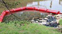 Mluvčí středočeských hasičů potvrdil, že látka ve vodě by neměla být ropného původu.