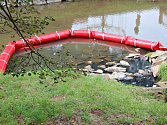 Mluvčí středočeských hasičů potvrdil, že látka ve vodě by neměla být ropného původu.