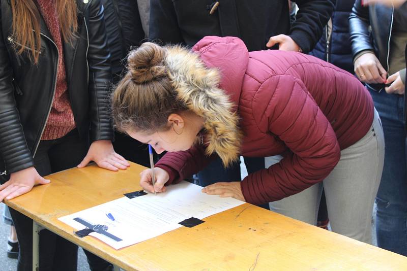 Ve dvoře Gymnázia Kladno stávkovaly stovky studentů.