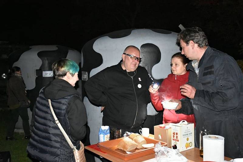 Světla nad bunkry u řopíku ve Smečně. Akci zde uspořádala Společnost patriotů Slaného.