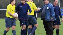 Martin Škvára si ještě vyjasňuje některá sporná rozhodnutí ... // AFK Tuchlovice - SK Doksy 3:0 (0:0), utkání I.A. tř., 2010/11, hráno 23.10.2010