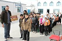 Oblečení putovalo z vojenské nemocnice sirotkům a postiženým dětem v Kábulu.
