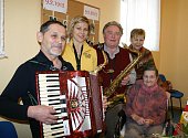 STOLETÉ ANEŽCE ZBOŘILOVÉ (na snímku sedící) přišli k narozeninám do domova pro seniory zahrát slánští muzikanti.