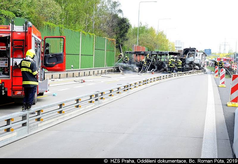 Požár autobusu a tahače na Pražském okruhu.