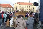 Vánoční zpívání na slánském náměstí, nechyběl betlém Stanislava Berkovce st., živá zvířátka v ohradě a tradiční svařáček. Přišly opět stovky lidí.