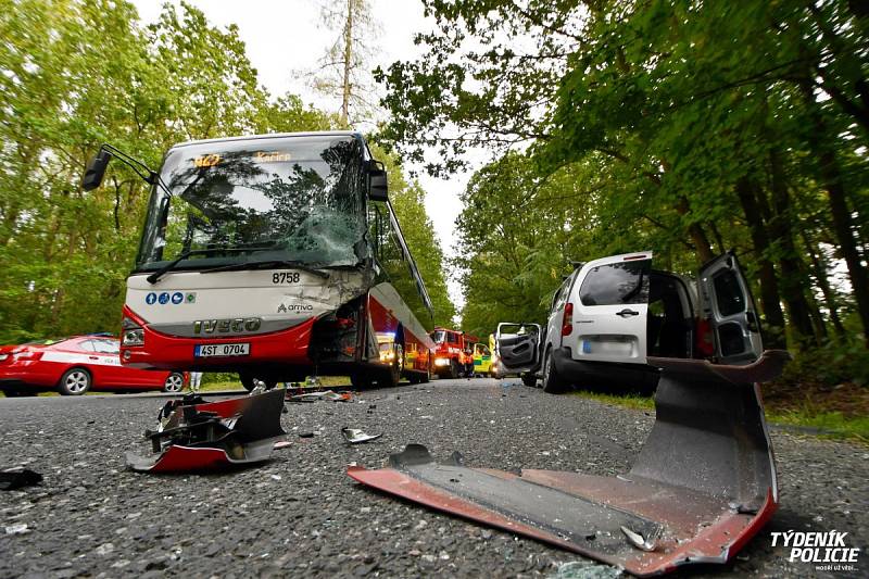 U Kamenných Žehrovic se ve čtvrtek střetl autobus s osobním vozem.