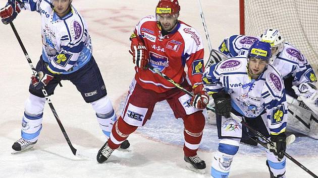 Jan Platil (vlevo) ještě v kladenském dresu v roce 2010. Tady s Jiřím Drtinou brání budějovického Kašpaříka. Za nimi brankář Falter, který v pondělí chytal v Kladně za Třebíč.