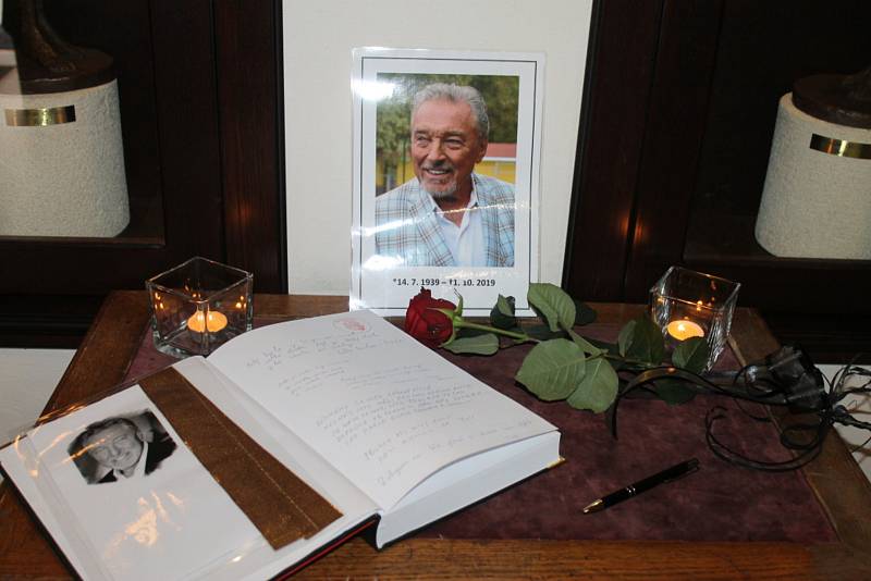 Projevit soustrast mohli lidí ve čtvrtek v kondolenční knize v Městském divadle ve Slaném.