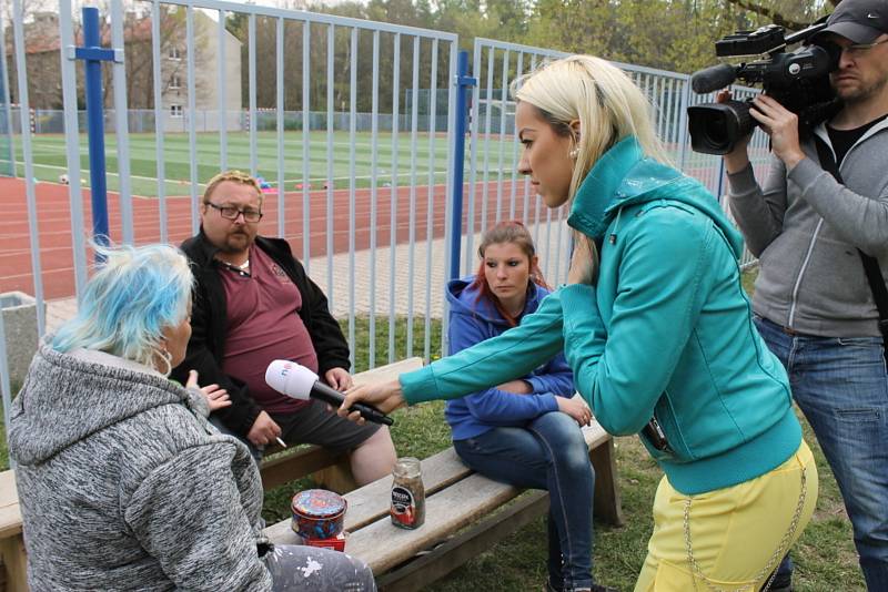 Lidé z vyhořelé ubytovny na ulici nepůjdou. Vedení města hledá řešení.