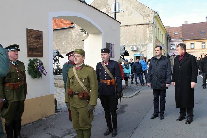 Den válečných veteránů si připoměli také ve Slaném na městském tržišti u pamětní desky.