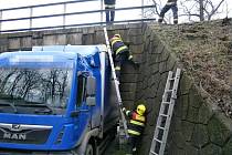 Uvíznutí nákladního auta pod viaduktem u Slaného.