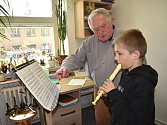 Učitel dechových nástrojů Rudolf Hyška při výuce hry na flétnu se svým žákem.