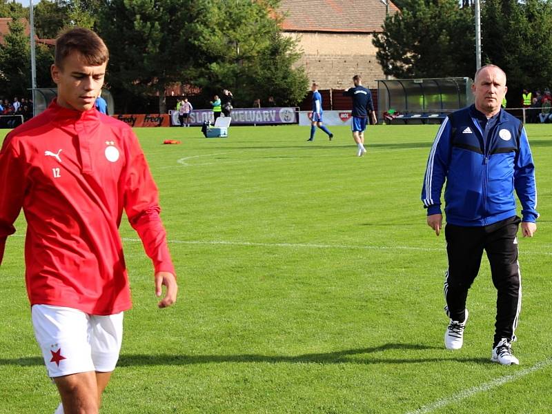 Fotbalová bomba tikala ve Velvarech, domácí ji ale neodpálili úplně a Slavia zápas o postup do osmifinále MOL Cupu zachránila. Vyhrála 4:2. Vpravo domácí kouč Pavel Janeček