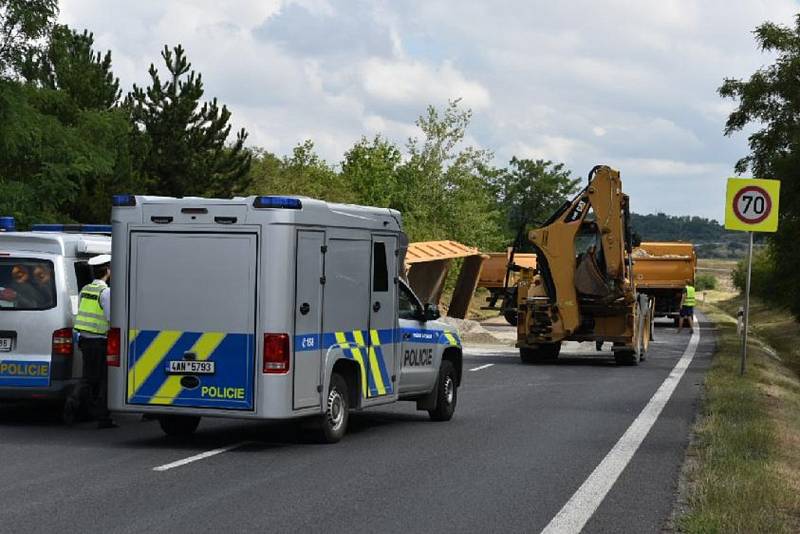 Středeční nehoda náklaďáku s pískem u Velvar na silnici I/16