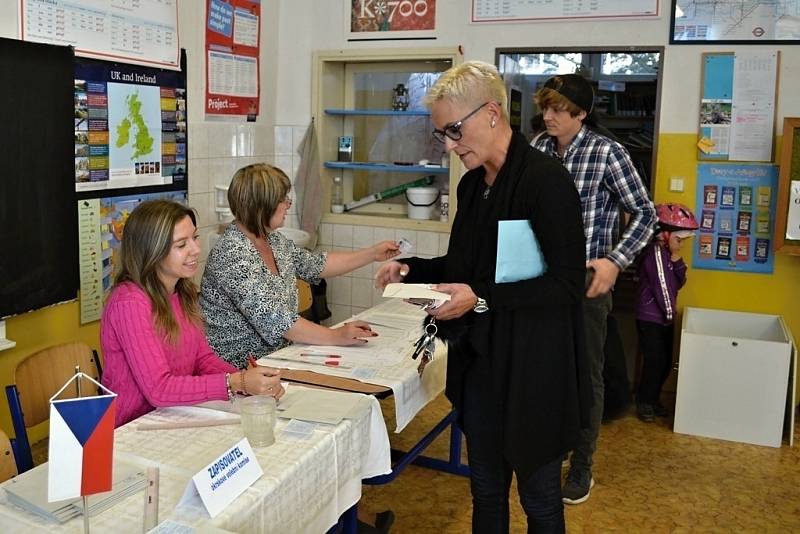 Voliče v Tuchlovicích a v Kačici zvěčnila tradičně fotografka Kladenského deníku Jana Jirásková. Nechybí ani letošní prvovolič z Kačice, student Karel Kučera.