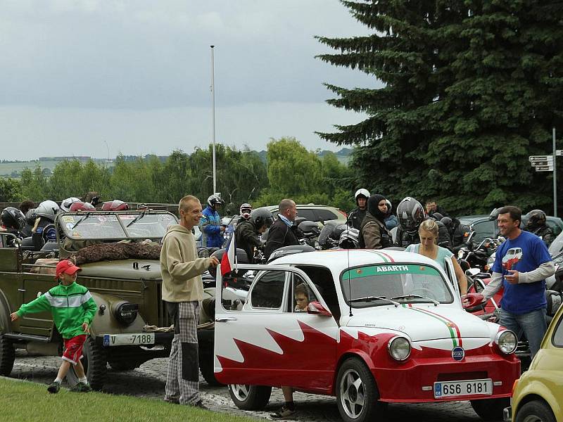 V rámci Dne obce Velké Přítočno navštívili 18.6.2011 členové Klubu Vojenské Techniky Velké Přítočno a jejich hosté z motorkářského klubu Black Dogs Lidice. Kolona projela Lidicemi a společně položili věnec a kytici u sousoší lidických dětí.