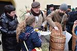 Vajíčkobraní ve Velvarech a pěší putování s vařenými vejci na Karlův most v Praze.