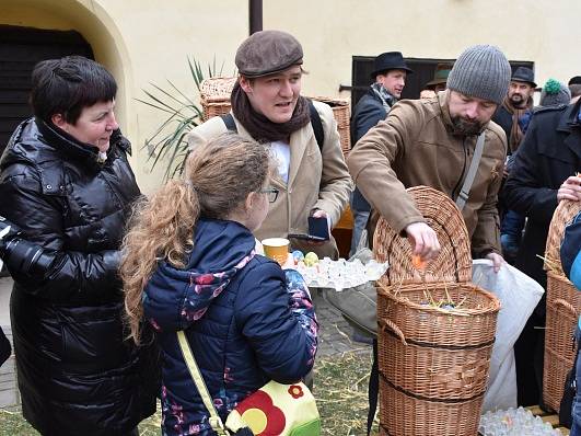 Vajíčkobraní ve Velvarech a pěší putování s vařenými vejci na Karlův most v Praze.