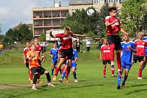 Mladší dorost SK Kladno (v modrém) zahrál proti Chrudimi dobře, ale nedával góly a podlehl 0:1.