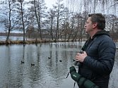 Předseda Rakovnického ornitologického spolku Fénix Milan Tichai při nedělním sčítání na Červeném rybníku ve Mšeci.