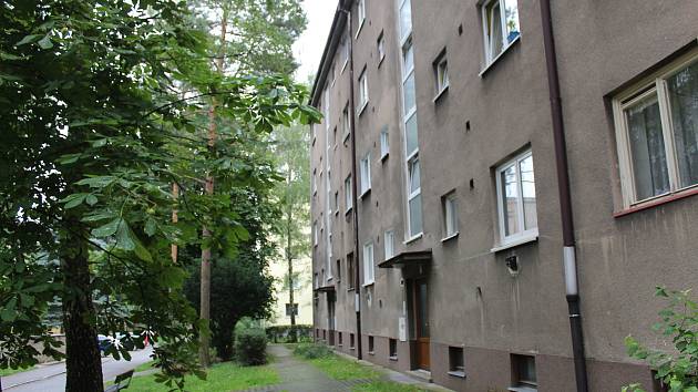 Dům v Helsinské ulici v Kladně, kde se vše odehrálo.