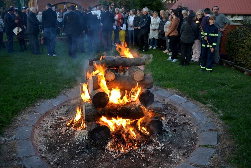 Zapalování vatry na Masarykovu počest 2019