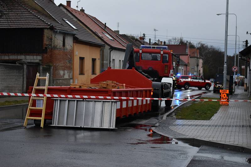 Asi nejhůře dopadla v Kladně Restaurace Na Růžku v Doberské ulici. Vzduchem lítaly cihly i tvárnice. Ulice bude v pondělí ještě nějakou dobu uzavřená.