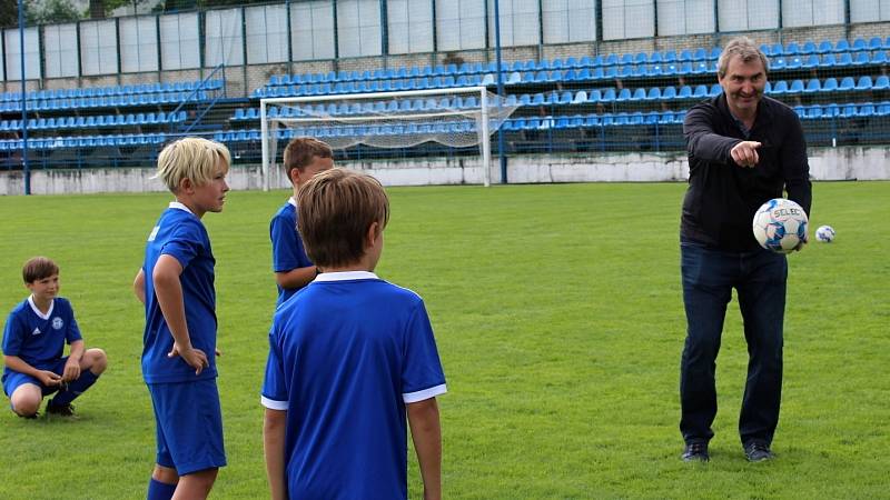 Trenér reprezentace Jaroslav Šilhavý a jednadvacítky Jan Suchopárek navštívili letní přípravný kemp mládeže SK Kladno.
