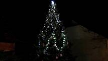 Vánoční strom v obci Klobuky.