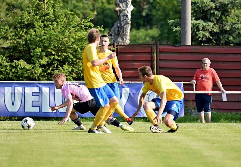 Velvary (v růžovém) hostily v dalším kole FORTUNA:ČFL Benešov.