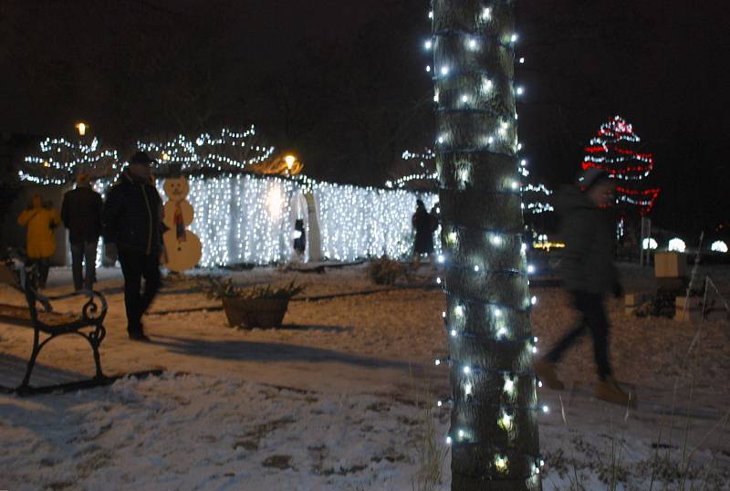 Lidé si užívali na Barborku zasněžené Kladenské Vánoce.