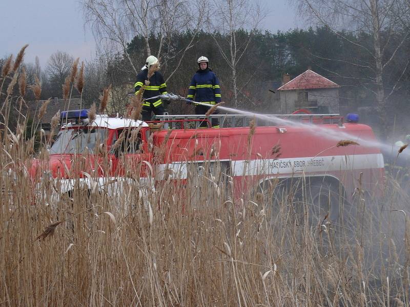 Pondělní požár trávy ve Hřebči