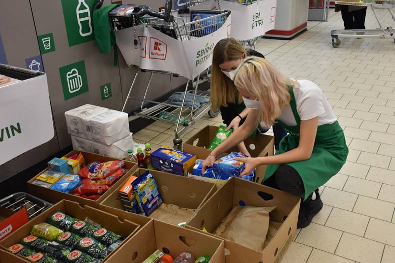 K celostátní Sbírce potravin se připojily i dva obchodní řetězce ve Slaném, Billa a Kaufland.