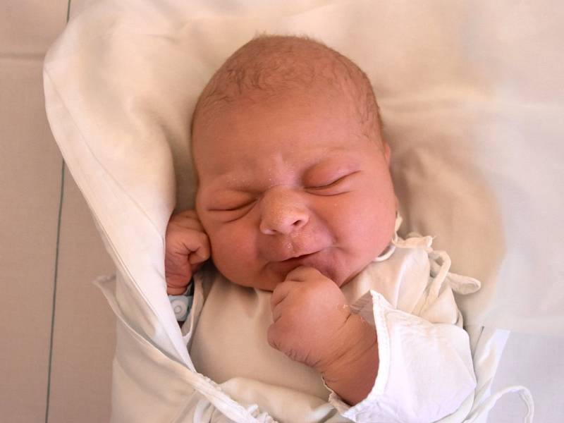 LUKÁŠ CSIK, KLADNO. Narodil se 14. listopadu 2018. Po porodu vážil 3,91 kg a měřil 52 cm. Rodiče jsou Lenka a Radek Csik. (porodnice Kladno)