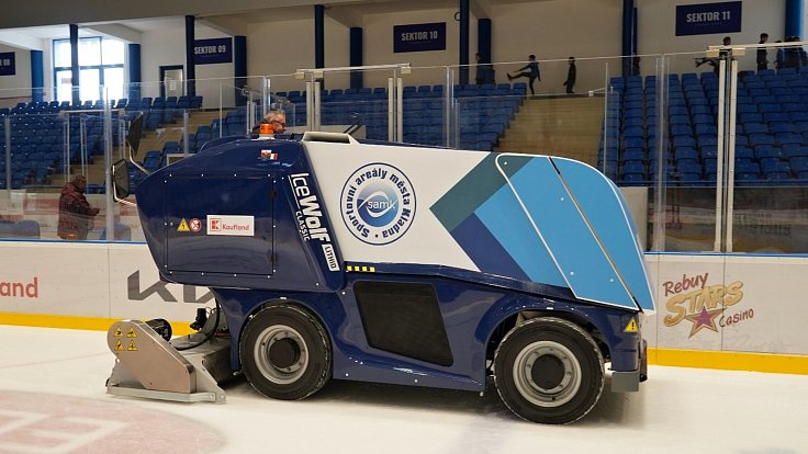Nová rolba na ledě zimního stadionu v Kladně, celkem tu jezdí čtyři.