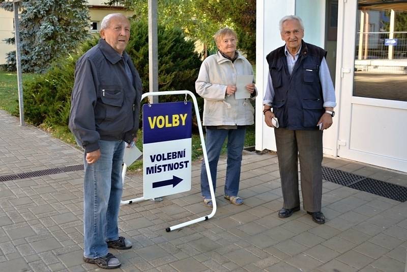 Voliče v Tuchlovicích a v Kačici zvěčnila tradičně fotografka Kladenského deníku Jana Jirásková. Nechybí ani letošní prvovolič z Kačice, student Karel Kučera.