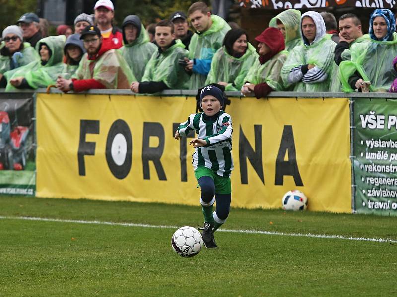 Pro chlapce je to zážitek užít si fotbal před téměř 1200 diváky, běžně jsou zvyklí na podporu 40 - 80 diváků // Sokol Hostouň - SK Kladno 1:3, Divize B, 8. 10. 2017