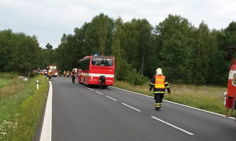 Tragická dopravní nehoda Škody Fabia a autobusu s cizinci u Řevničova, 31. července 2014. 