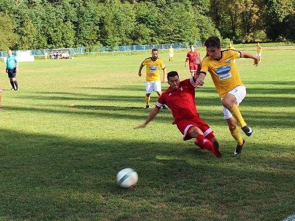 Nováček krajského přeboru Libušín (v červeném) v prvním kole nečekaně doma přehrál obhájce prvenství Poříčí 3:2 na penalty.