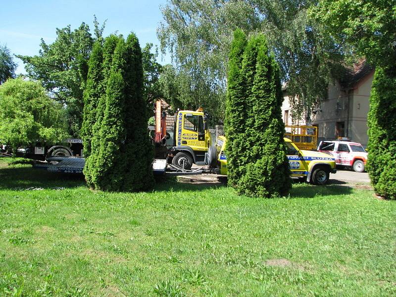 Nehoda se smrtelným zraněním - neděle krátce po osmé hodině ranni. Silnice R7 před sjezdem na Kladno směr Praha u vodojemu. Vozidlo nabouralo do stromu v soukromé zahradě pod silnicí.